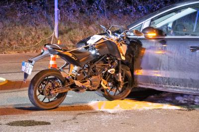 Frickenhausen-Tischardt: Bei einer Kollision zwischen einem Pkw und Krad wurden zwei Personen verletzt